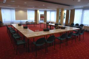 a large conference room with a long table and chairs at IntercityHotel Schwerin in Schwerin
