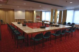 a large conference room with a long table and chairs at IntercityHotel Schwerin in Schwerin