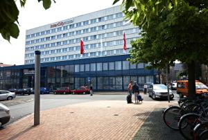 a large building with people standing in front of it at IntercityHotel Schwerin in Schwerin
