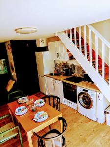 Kuchyň nebo kuchyňský kout v ubytování House with terrace and beach access on foot