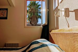 Postel nebo postele na pokoji v ubytování House with terrace and beach access on foot