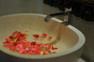 una pentola piena d'acqua con peperoni rossi dentro di Villa Karma Loka a Sidemen