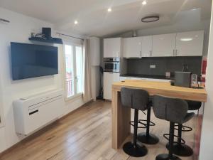 Rue du Vieux Château - Beau F2 avec Vue Mer Exceptionnelle - Refait a neuf廚房或簡易廚房