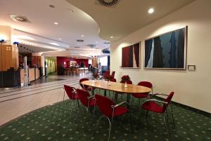 a dining room with a table and chairs at IntercityHotel Schwerin in Schwerin