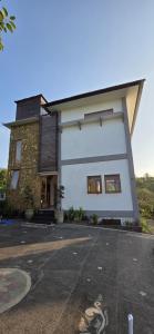 un gran edificio blanco con ventanas en un aparcamiento en ESCAPE to SERENITY SPECTACULAR VIEWS LUXURY VILLA, en Lovina