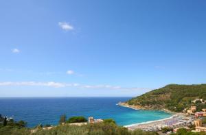 ボナッソーラにあるA pochi passi dal mare by PortofinoVacanzeのビーチと海の景色を望めます。