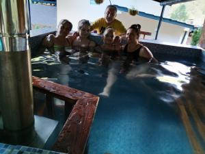 eine Gruppe von Menschen in einem Schwimmbad in der Unterkunft VILA Ade in Padeş