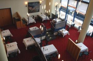 an overhead view of a restaurant with tables and chairs at IntercityHotel Schwerin in Schwerin