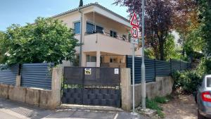 a house with a gate and a no parking sign at LAVANDA Apartman in Malinska