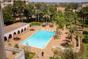 einen Blick über den Pool in einem Resort in der Unterkunft Sirikwa Hotel in Eldoret