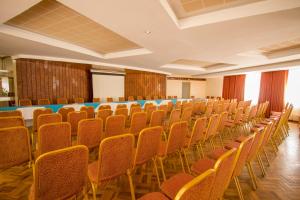 una habitación con hileras de sillas y una mesa en Sirikwa Hotel en Eldoret