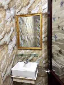 a bathroom with a sink and a mirror at Khách sạn PARIS 3 đường 38 phường Tân Tạo Quận Bình Tân in Ho Chi Minh City