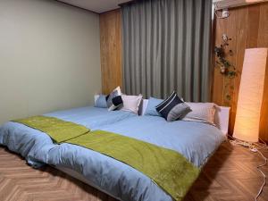 Ένα ή περισσότερα κρεβάτια σε δωμάτιο στο Inuyama HIDAMARI 貸切一軒家4寝室 SDベッド8台 P無料