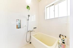 Ένα μπάνιο στο Inuyama HIDAMARI 貸切一軒家4寝室 SDベッド8台 P無料 +49 φωτογραφίες