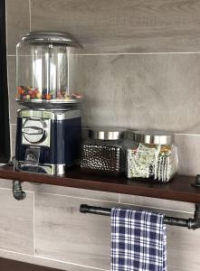 un estante con tostadora y cafetera. en cargo containers, en Sarchí 10 fotos más