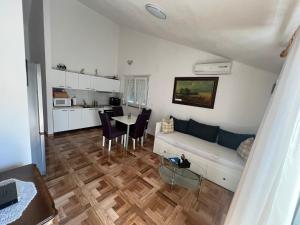a living room with a white couch and a table at Villa Janja in Šilo