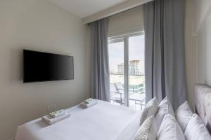 Voodi või voodid majutusasutuse Business Bay Gem1 Bd Apt With Scenic Canal Views toas
