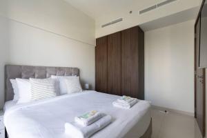 Voodi või voodid majutusasutuse Business Bay Gem1 Bd Apt With Scenic Canal Views toas