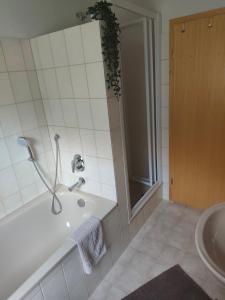 un baño con bañera y lavabo en Gästehaus Keller, en Meersburg