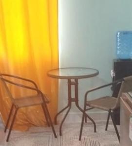 Una televisión o centro de entretenimiento en Tanzanight Haven