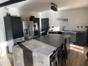 Cucina o angolo cottura di Bastide à Trans en Provence avec piscine et vue sur le massif des Maures