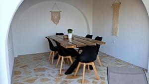 SpanokhórionにあるVilla Rougaの部屋の中の木製のテーブルと椅子 +40枚の写真