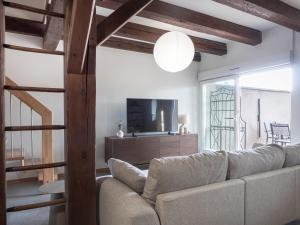 a living room with a couch and a television at Le Jardin Secret, Maison spacieuse et calme in Marlenheim +6 photos