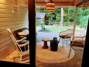 Κήπος έξω από το Cozy lodge in the Rheezerbos with hottub!