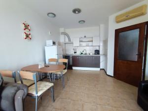 Dapur atau dapur kecil di Alexa beach apartment