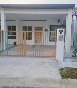ein Tor vor einem Haus mit einer Parkuhr in der Unterkunft Emilie 164 Cozy Seremban Homestay Galena Seremban Town in Seremban