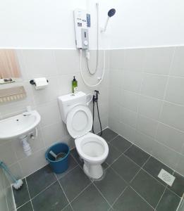 ein Badezimmer mit Toilette und Waschbecken in der Unterkunft Emilie 164 Cozy Seremban Homestay Galena Seremban Town in Seremban + 21 Fotos