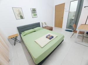 ein Schlafzimmer mit einem großen Bett in einem Zimmer in der Unterkunft Emilie 164 Cozy Seremban Homestay Galena Seremban Town in Seremban