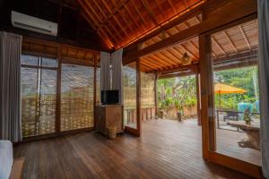 Μια τηλεόραση ή/και κέντρο ψυχαγωγίας στο Tegale Ubud Home