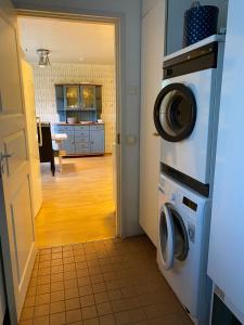 eine Küche mit Waschmaschine und Trockner im Zimmer in der Unterkunft Ullavan pieni helmi in Kokkola
