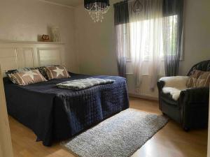 ein Schlafzimmer mit einem Bett und einer Couch und einem Fenster in der Unterkunft Ullavan pieni helmi in Kokkola