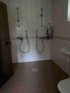 ein gefliestes Badezimmer mit zwei Duschen und einem Waschbecken in der Unterkunft Ullavan pieni helmi in Kokkola