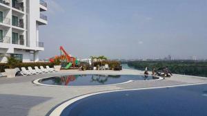 ein Schwimmbad mit zwei Hunden in einem Gebäude in der Unterkunft Bayu Marina Residence Muji Style 5min Midvalley Johor Bahru in Johor Bahru