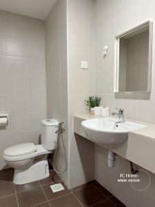 ein weißes Badezimmer mit Toilette und Waschbecken in der Unterkunft Bayu Marina Residence Muji Style 5min Midvalley Johor Bahru in Johor Bahru
