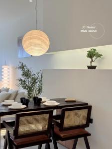 ein Esszimmer mit einem Tisch und zwei Stühlen in der Unterkunft Bayu Marina Residence Muji Style 5min Midvalley Johor Bahru in Johor Bahru