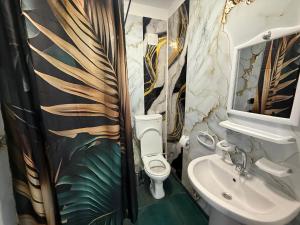 ein Badezimmer mit Toilette und Waschbecken in der Unterkunft Sax Camping Costinesti in Costinești