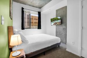 フェニックスにあるCentric 2BR In HEART of DTPHX Free Garage Parkingの白いベッドと窓のある寝室 +36枚の写真