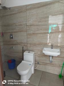 un baño con inodoro y lavabo en Magic Destination, en Vagamon