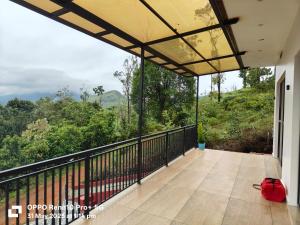 un balcón con vista a las montañas en Magic Destination, en Vagamon