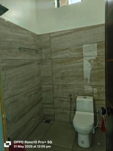 Un baño con inodoro y ducha en Magic Destination, en Vagamon 22 fotos más