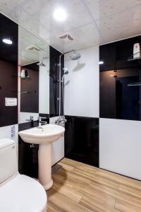 Bilik mandi di Cen Pin B&B