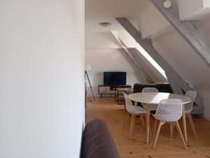 a living room with a table and chairs at Appartement renové 46m2 - Climatisé, Calme et proche commodités in Tulle +16 photos