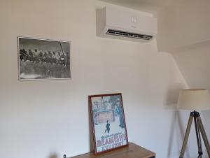 a picture of a movie hanging on a wall at Appartement renové 46m2 - Climatisé, Calme et proche commodités in Tulle