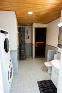 Ένα μπάνιο στο Jätkänkynttilä flat with private sauna