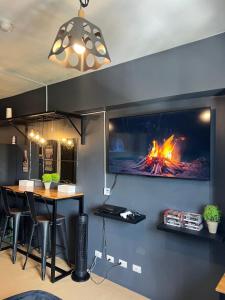 een kamer met een tv aan een muur met een tafel bij Urban solace iloilo in Iloilo City