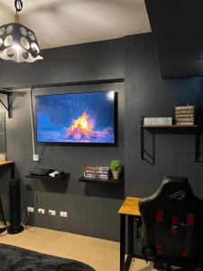 een kamer met een flatscreen-tv aan de muur bij Urban solace iloilo in Iloilo City